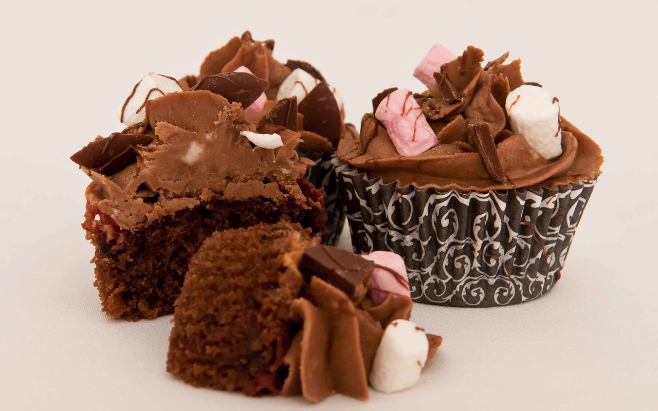 Chocolate and Marshmallow Cupcake 1280x800